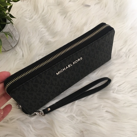 Last one ✨Michael Kors black continental wallet - Picture 2 of 7